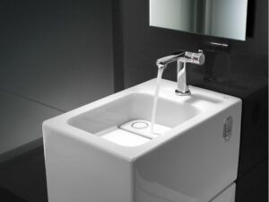 Порцеланова тоалетна чиния и умивалник за стенен монтаж 2 в 1 Roca W+W