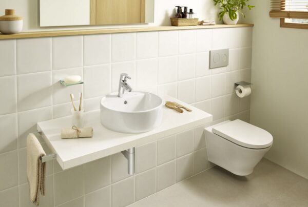 The Gap Rimless Компактна стенна тоалетна чиния със седалка плавно спускане Roca