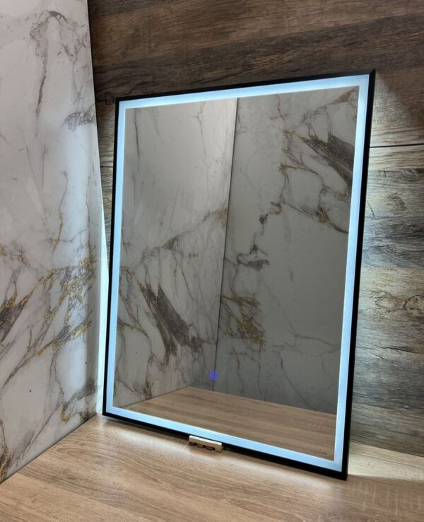 Огледало за баня с LED осветление и черна рамка 60x80cm